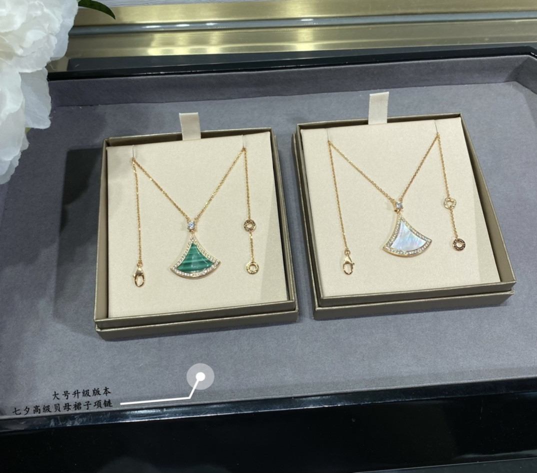 B*l*ai large luxury mother-of-pearl scalloped skirt necklace