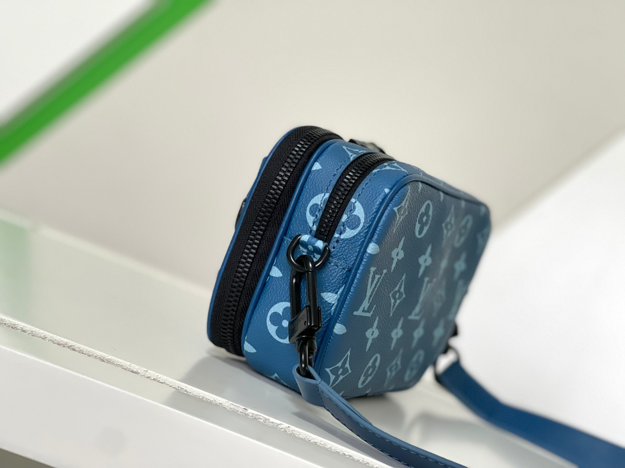 LV M82801 Alpha Messenger 9.4 x 6.3 x 3.1 inches