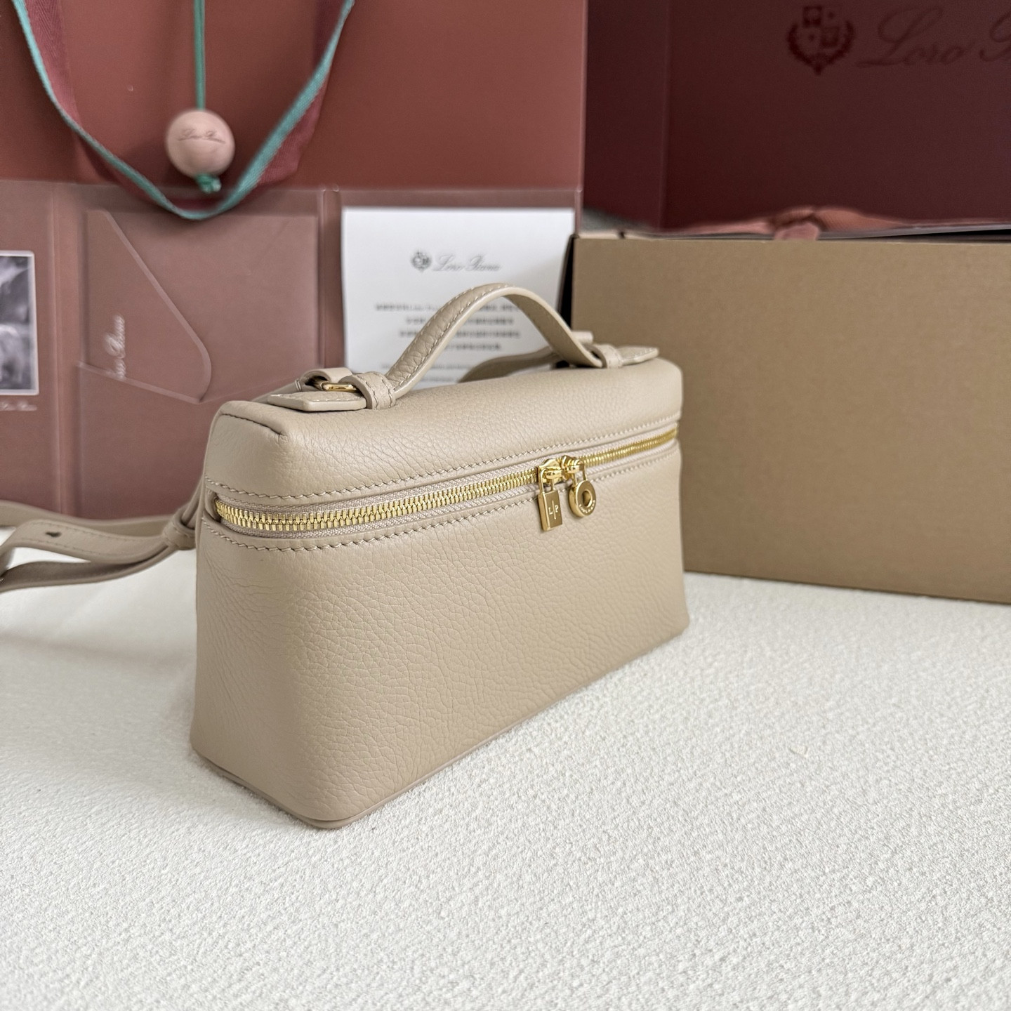 L**o p*ana extra pocket l19 grained calfskin 11 x 19 x 6.5 cm